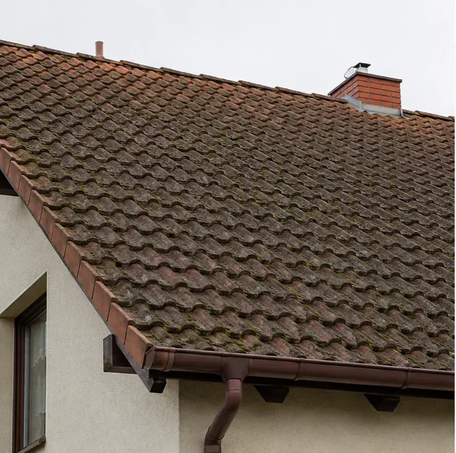 Powierzchnia przed czyszczeniem — mycie dachów i zadaszeń